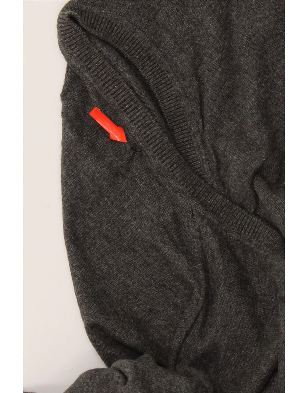Suéter masculino Zara com decote em V e seda cinza médio