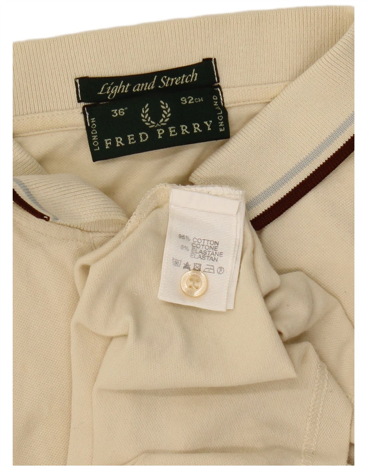 Camisa polo masculina Fred Perry pequena algodão bege