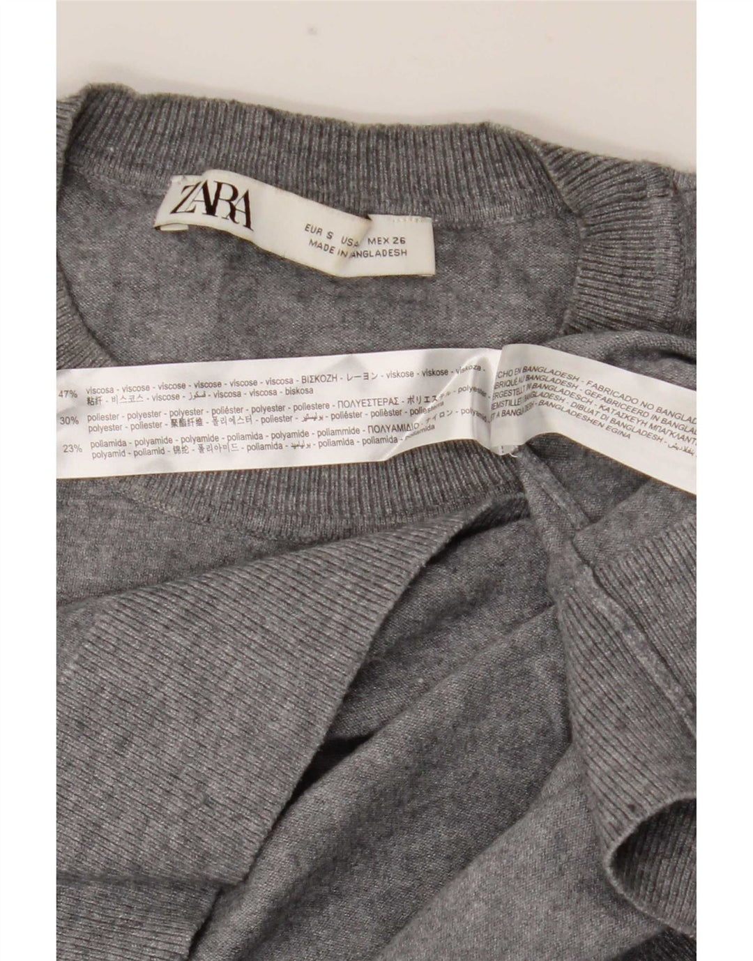 Suéter masculino Zara com gola redonda e viscose cinza pequena