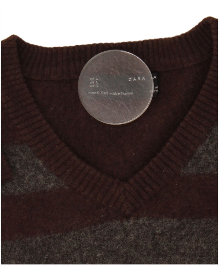 Suéter masculino Zara com decote em V de lã listrada marrom médio