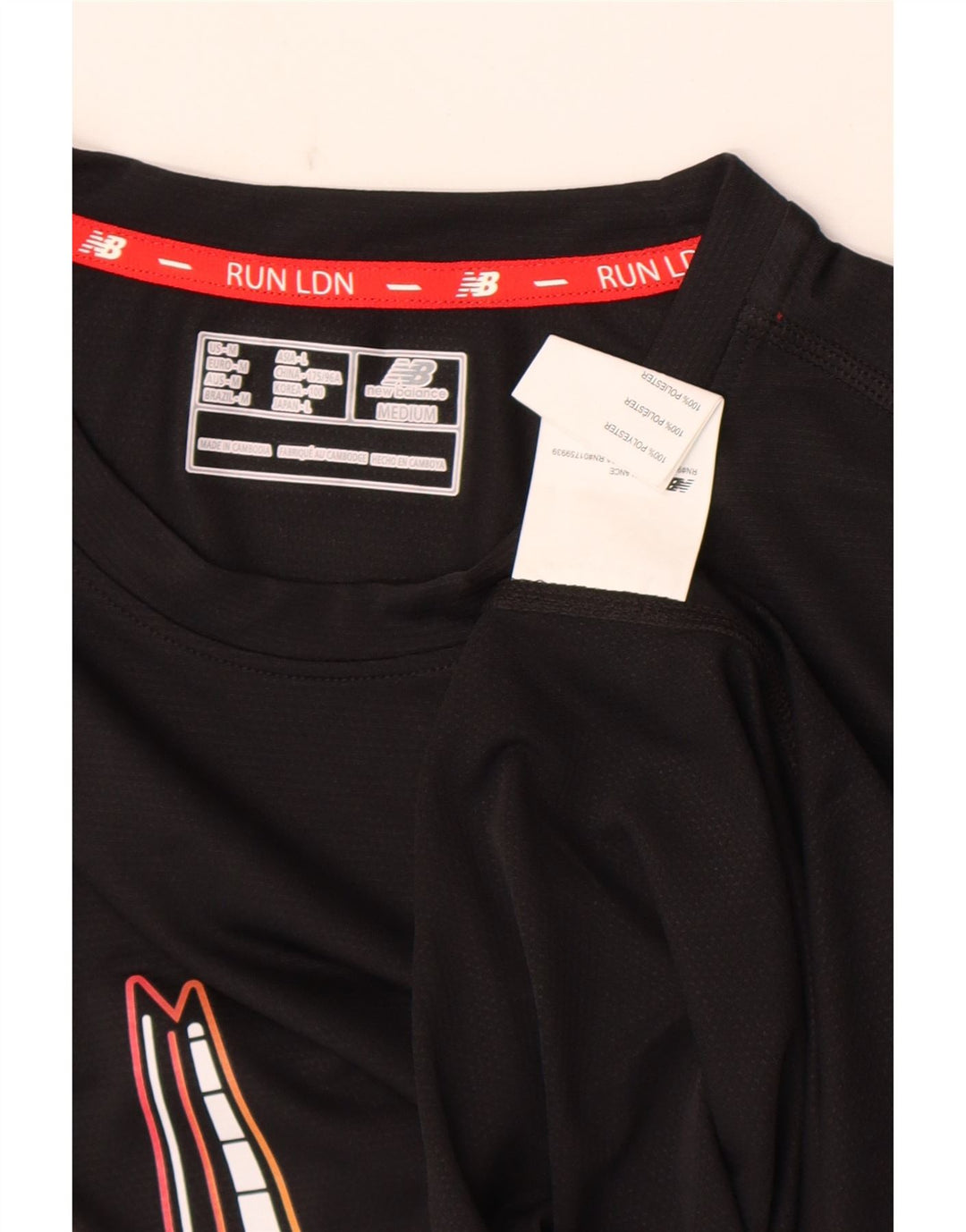 Camiseta gráfica masculina New Balance poliéster médio preto