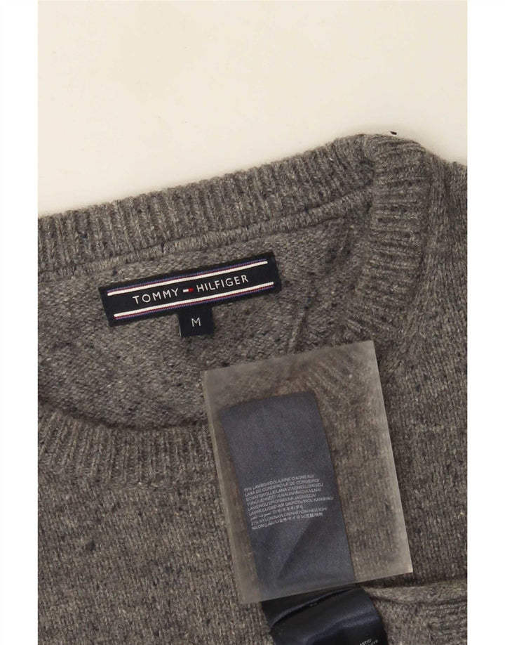 Suéter masculino Tommy Hilfiger com gola redonda e lã de carneiro manchada cinza médio