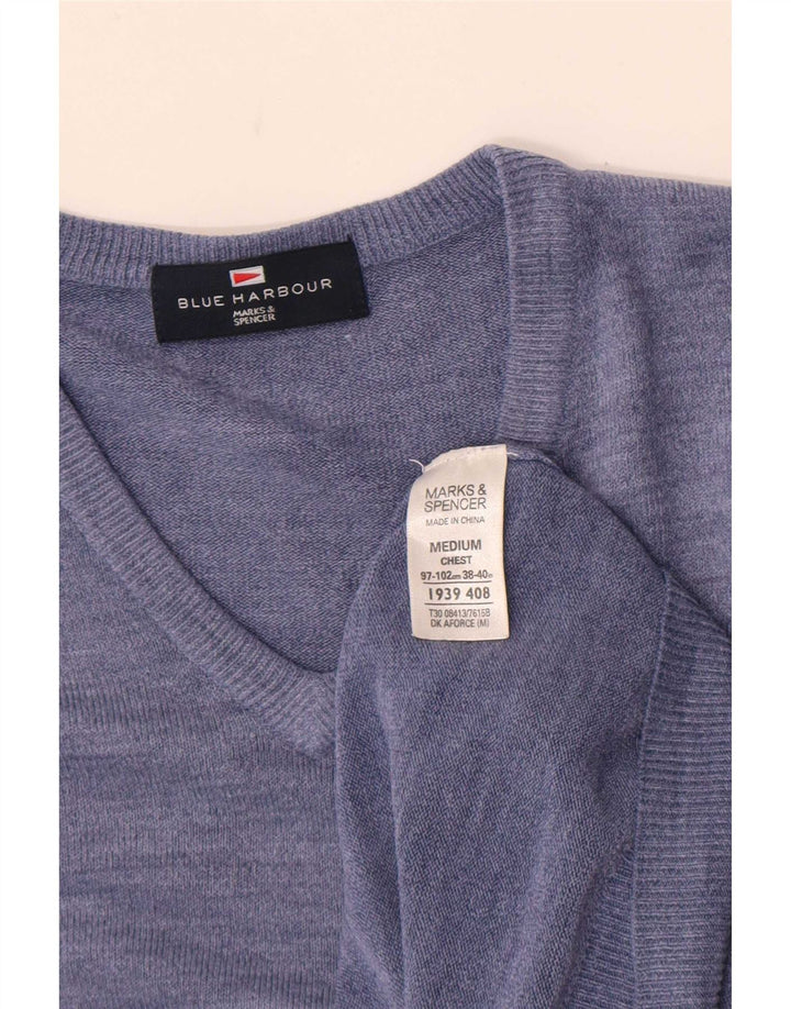 Suéter masculino Marks & Spencer Blue Harbor com decote em V azul médio manchado
