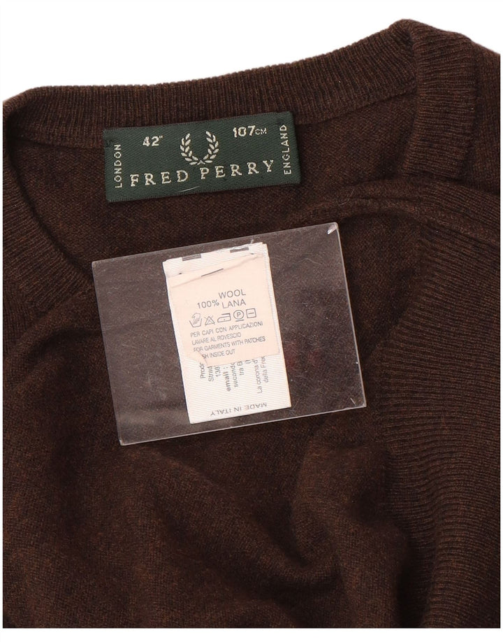 Suéter masculino Fred Perry com gola redonda de lã marrom médio