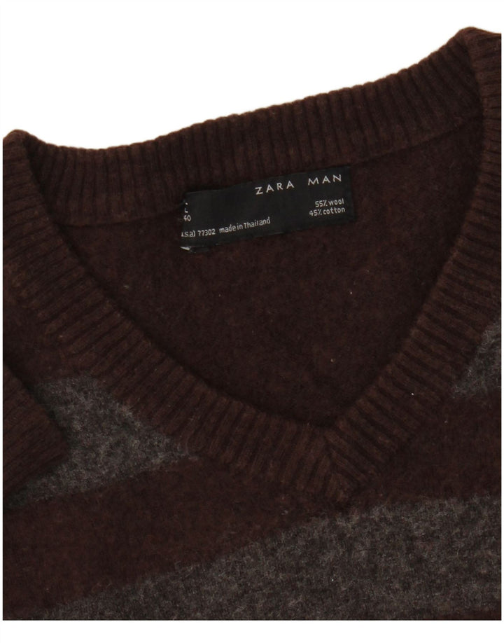 Suéter masculino Zara com decote em V de lã listrada marrom médio