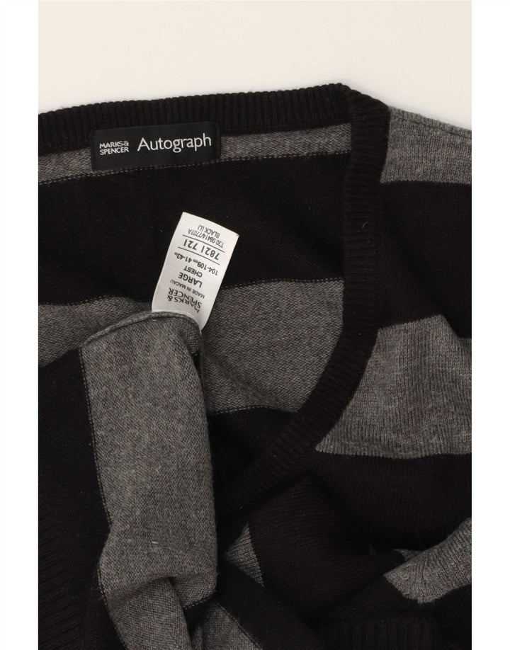 Suéter masculino Marks & Spencer com decote em V grande acrílico listrado cinza
