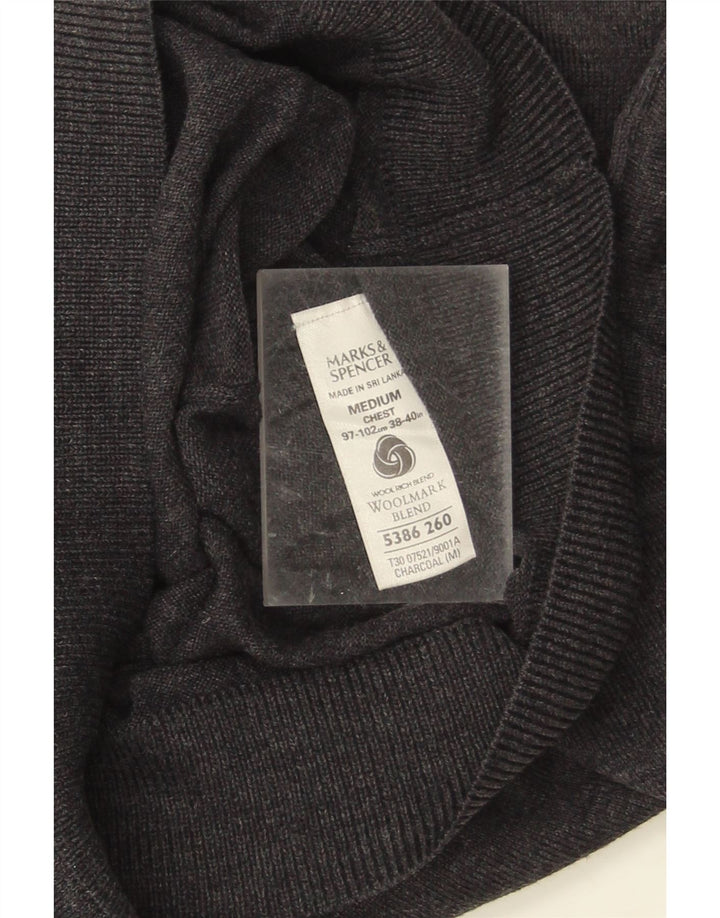 Suéter masculino Marks & Spencer com decote em V cinza médio acrílico