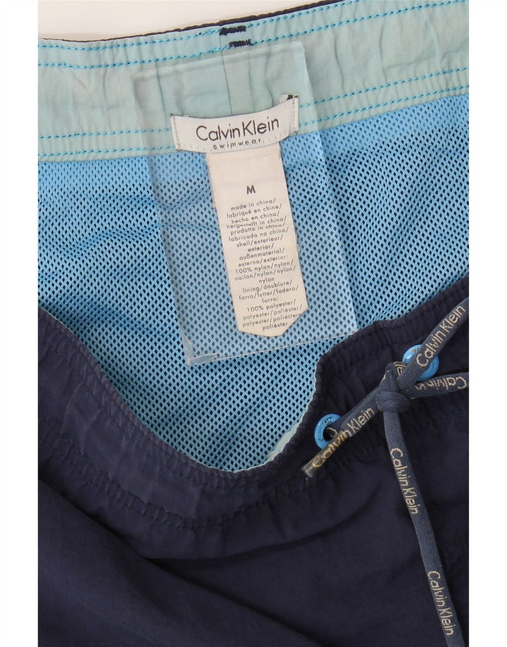 Calvin Klein Shorts de natação masculino gráfico médio azul marinho nylon
