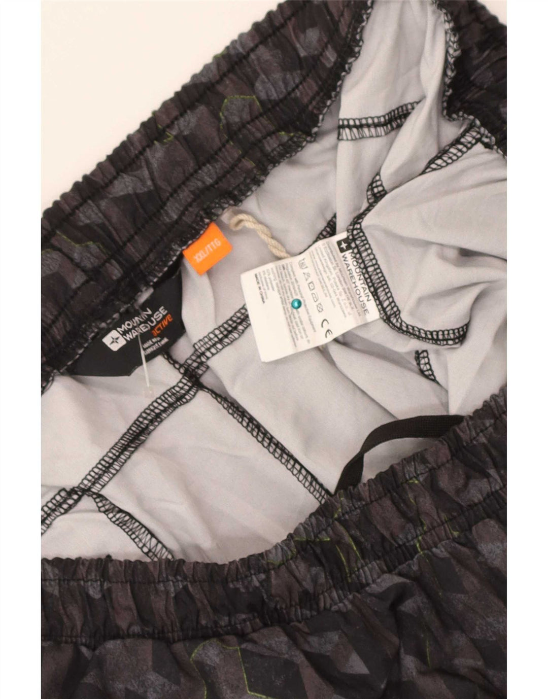 O short 2XL do esporte dos homens do armazém da montanha enegrece o poliéster geométrico