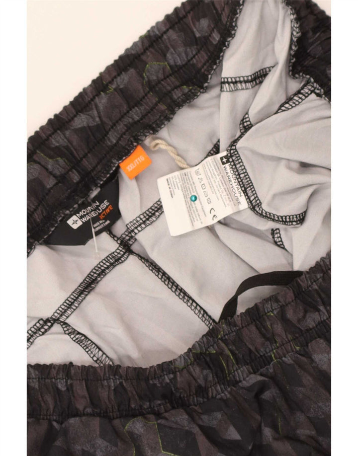 O short 2XL do esporte dos homens do armazém da montanha enegrece o poliéster geométrico
