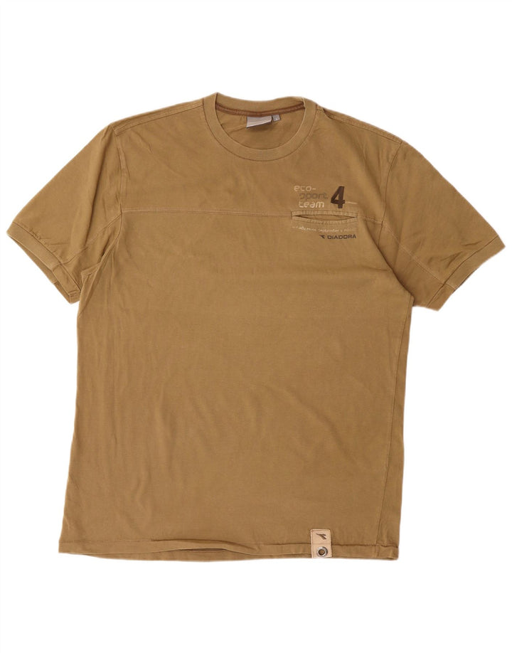 Camiseta masculina gráfica DIADORA grande marrom