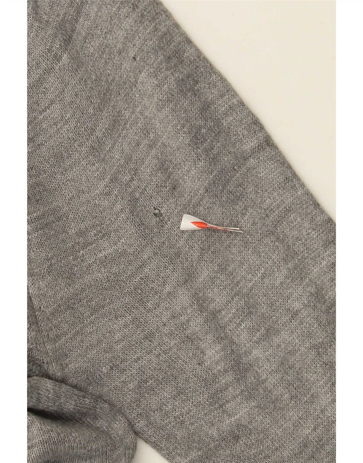 Suéter masculino Pierre Cardin com gola redonda e pequeno acrílico cinza