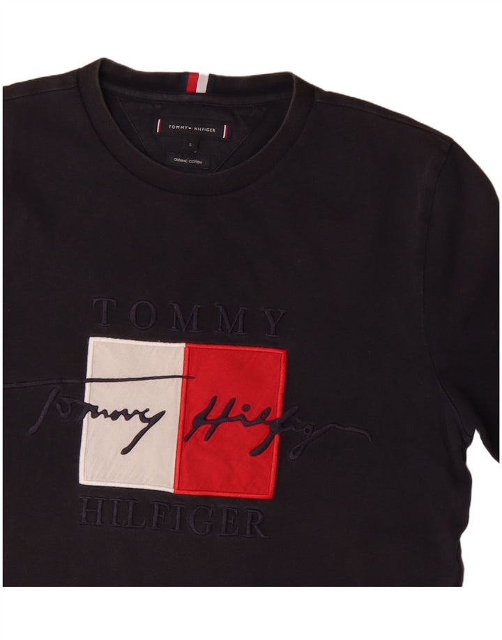Camiseta masculina TOMMY HILFIGER com estampa gráfica pequena de algodão azul marinho