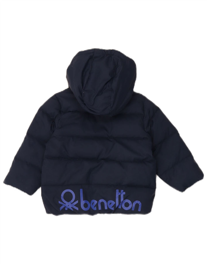 Casaco acolchoado com capuz gráfico Benetton Boys 5-6 anos azul marinho