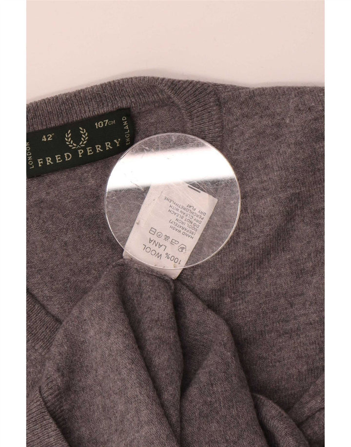 Suéter masculino Fred Perry com decote em V de lã cinza médio