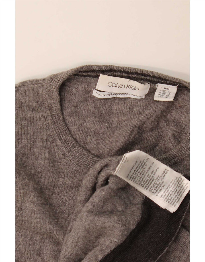 Suéter masculino Calvin Klein com gola redonda, lã merino manchada cinza médio