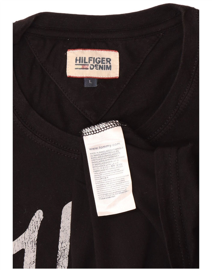 Camiseta masculina TOMMY HILFIGER New York Fit com estampa gráfica grande de algodão preto