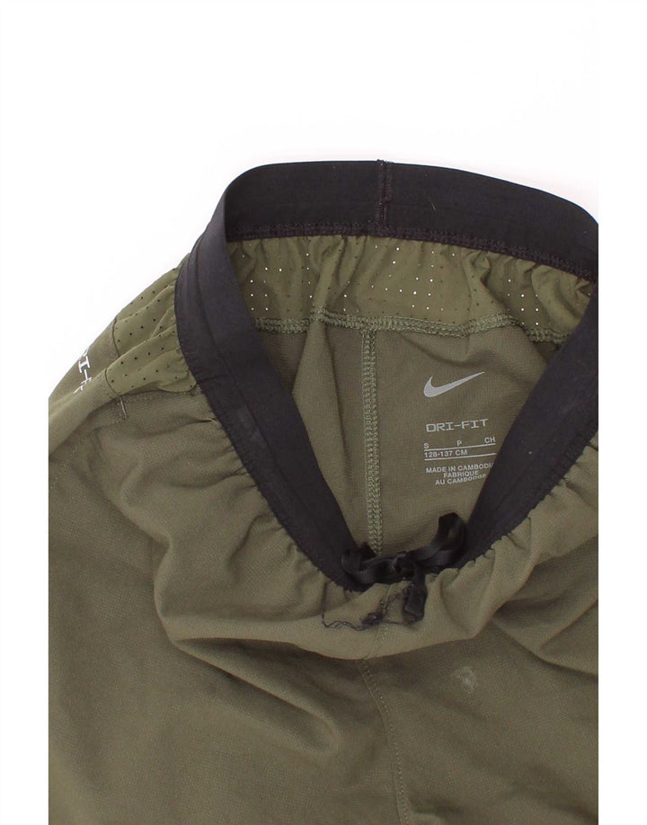 Shorts esportivos Nike Boys Dri Fit 8-9 anos pequeno cáqui colorblock poliéster