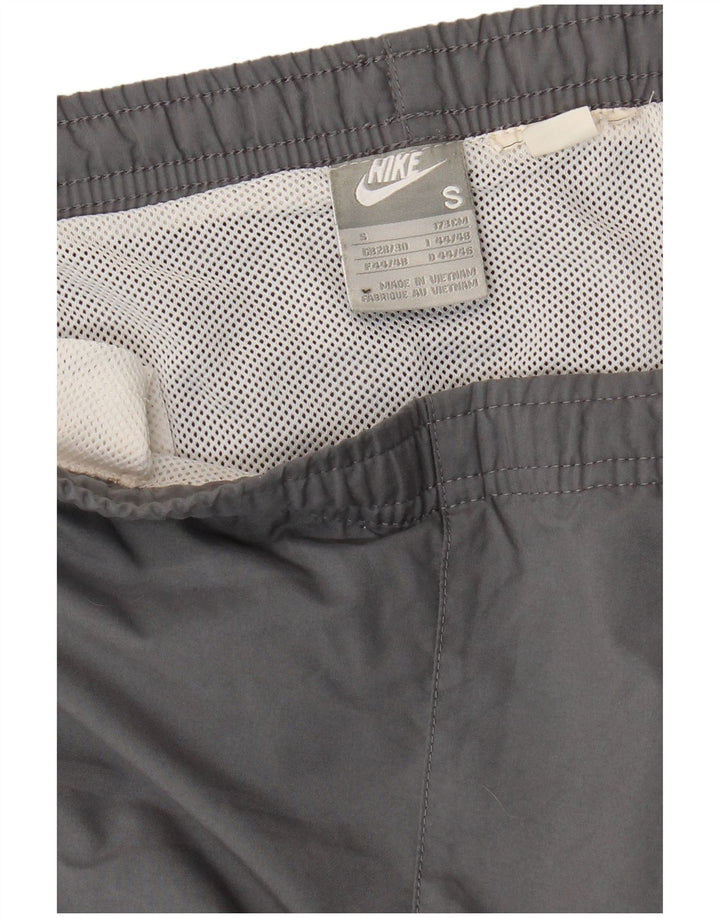 Shorts esportivos masculinos Nike pequenos cinza