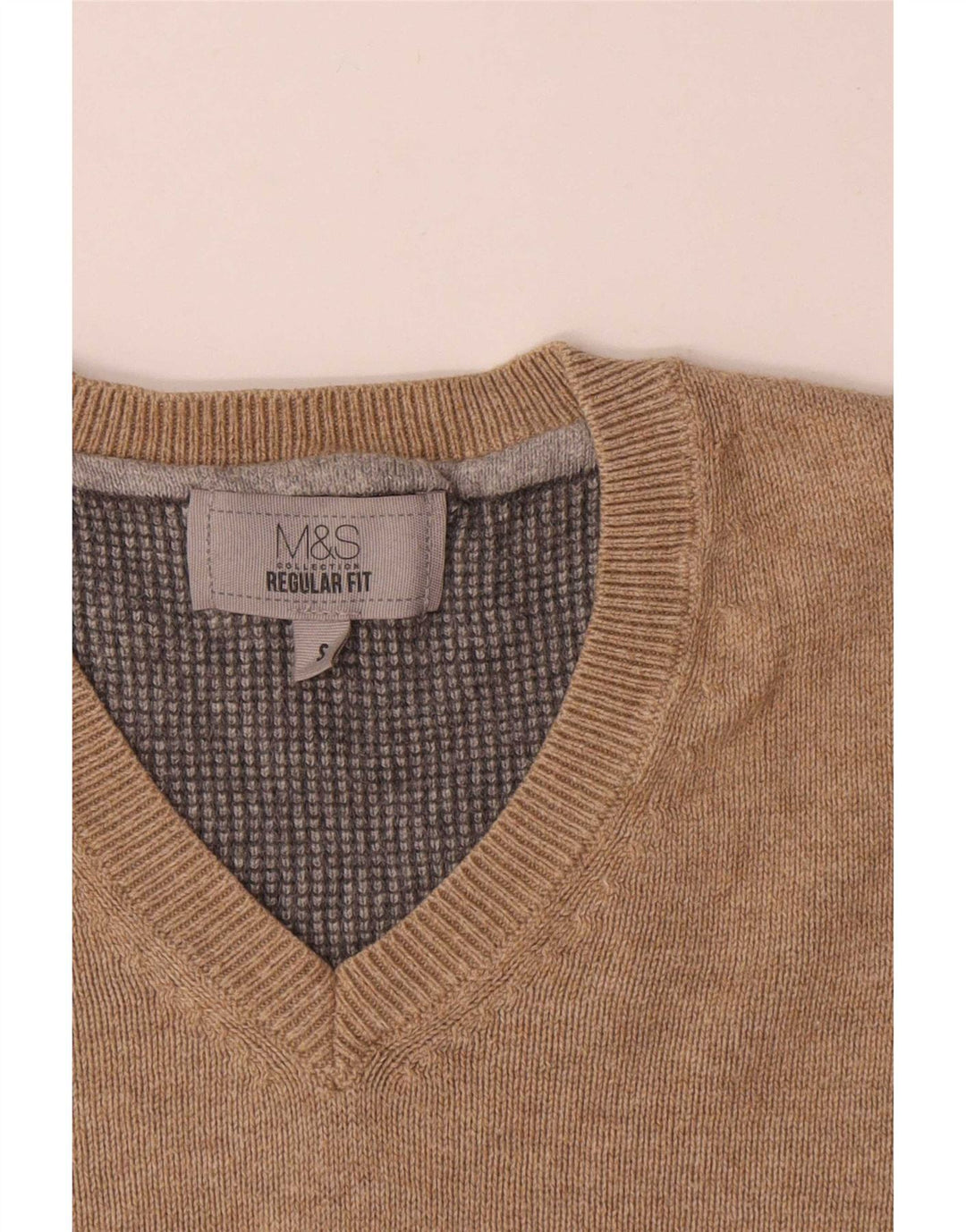Suéter masculino Marks & Spencer com ajuste regular e decote em V, pequeno algodão bege