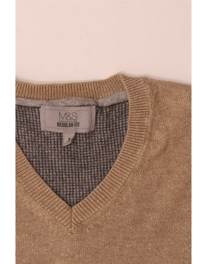 Suéter masculino Marks & Spencer com ajuste regular e decote em V, pequeno algodão bege