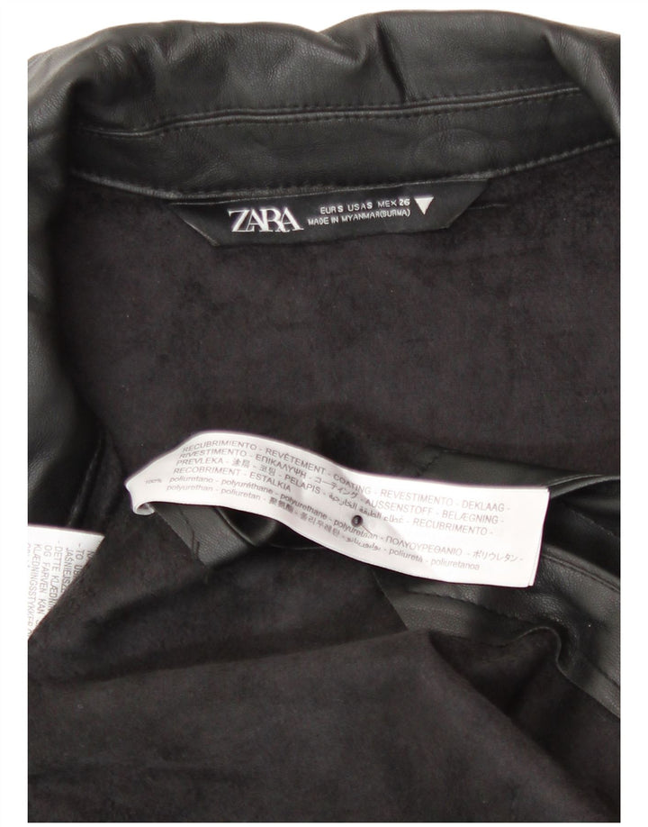 Casaco feminino Zara de couro sintético UK 10 pequeno poliuretano preto moderno