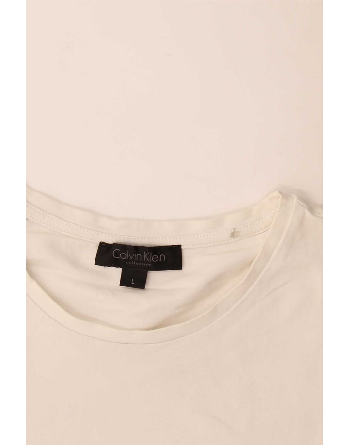 Camiseta feminina Calvin Klein com estampa gráfica grande branca
