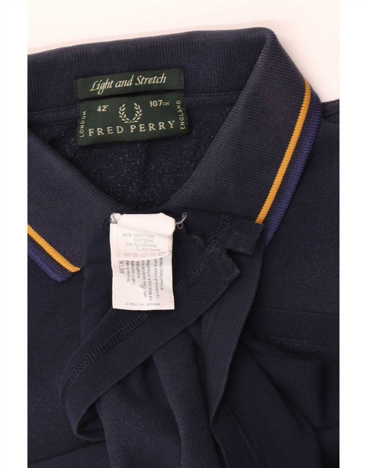 Camisa polo masculina leve e elástica Fred Perry de algodão azul marinho médio