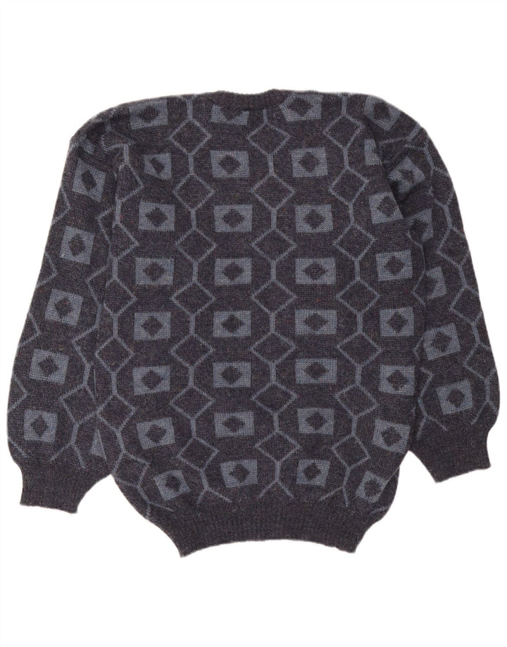 Suéter vintage masculino com gola redonda e acrílico geométrico cinza médio