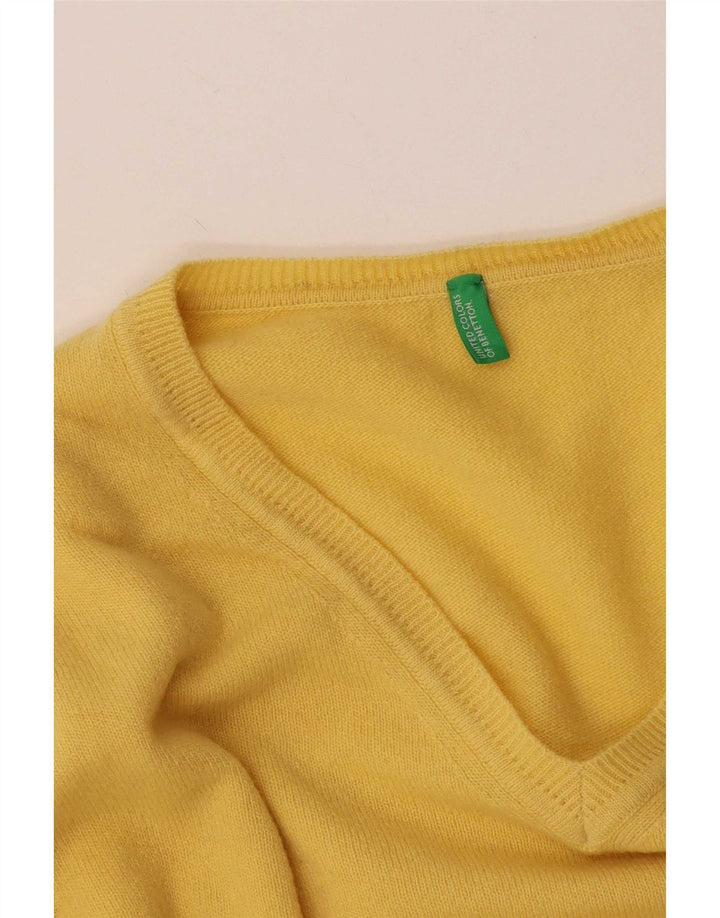 Suéter masculino Benetton com decote em V amarelo médio