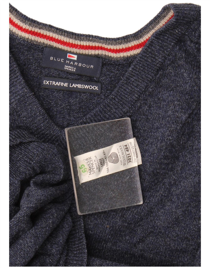 Suéter masculino Marks & Spencer Blue Harbor com decote em V grande azul marinho