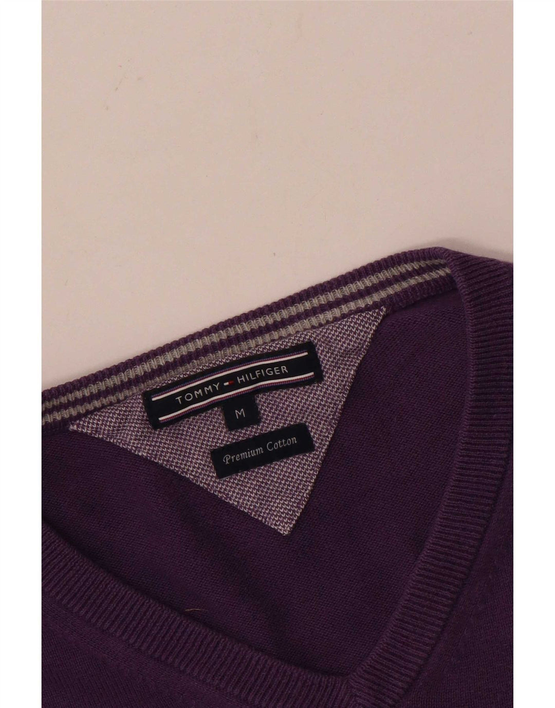Suéter masculino Tommy Hilfiger com decote em V de algodão roxo médio