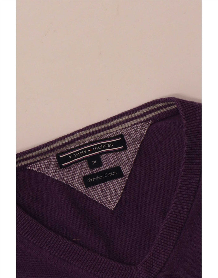 Suéter masculino Tommy Hilfiger com decote em V de algodão roxo médio