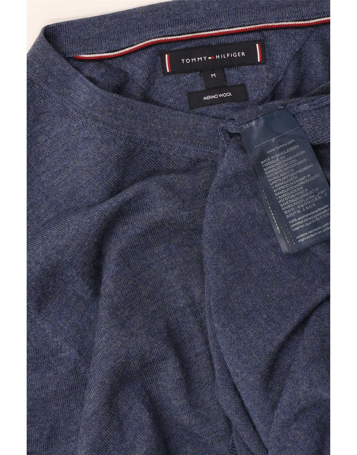 Suéter masculino Tommy Hilfiger com decote em V lã merino azul médio