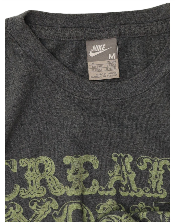 Camiseta Nike Masculina Graphic Top UK 39/41 Cinza Médio
