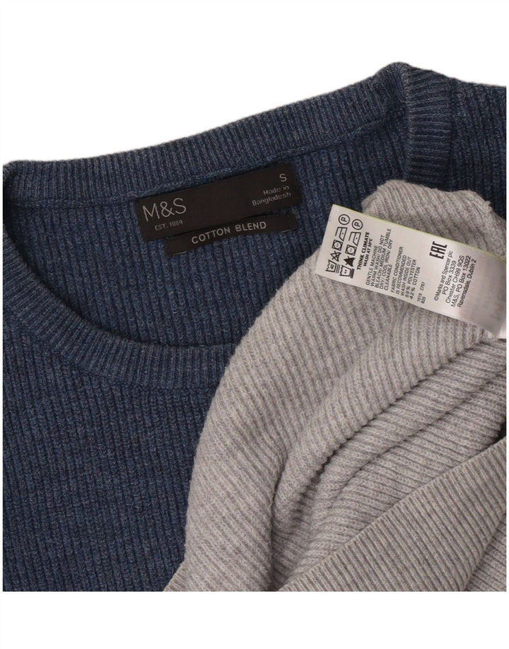 Suéter masculino Marks & Spencer com gola redonda e bloco colorido cinza pequeno