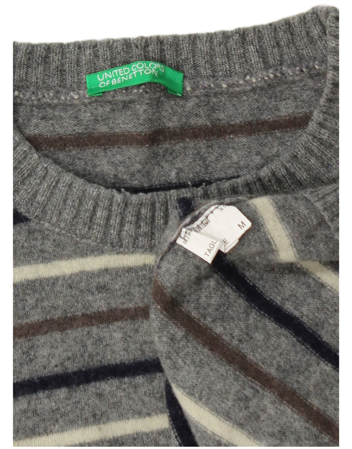 Suéter masculino Benetton com gola redonda listrado cinza médio