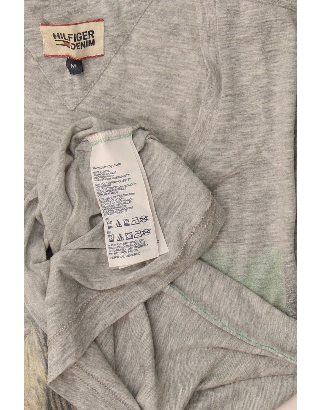 Camiseta masculina Tommy Hilfiger com estampa gráfica cinza médio poliéster manchado