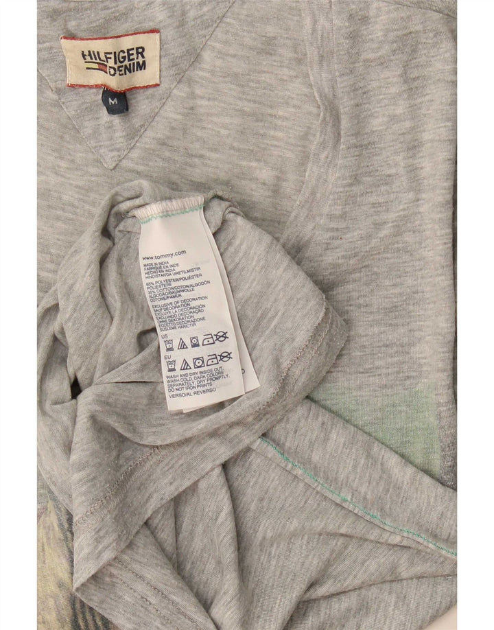 Camiseta masculina Tommy Hilfiger com estampa gráfica cinza médio poliéster manchado
