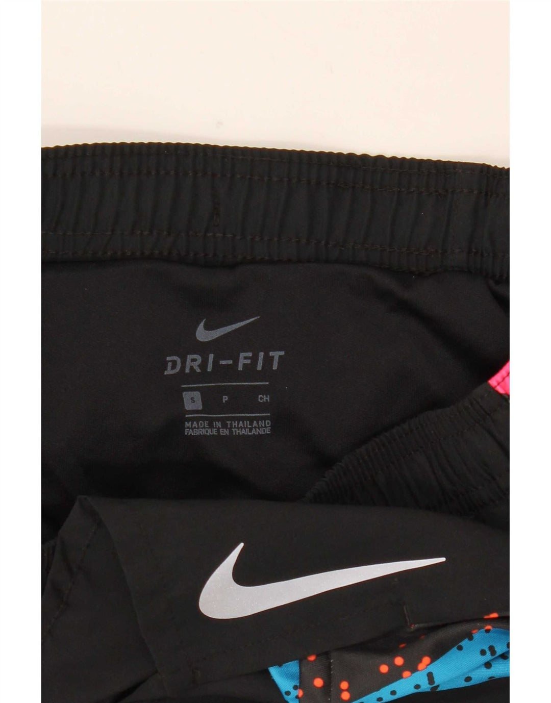 Shorts esportivos gráficos femininos Nike Dri Fit pequenos pretos