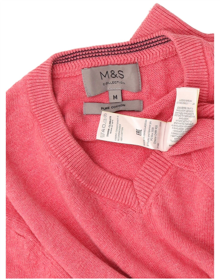 Suéter masculino Marks & Spencer com decote em V de algodão rosa médio
