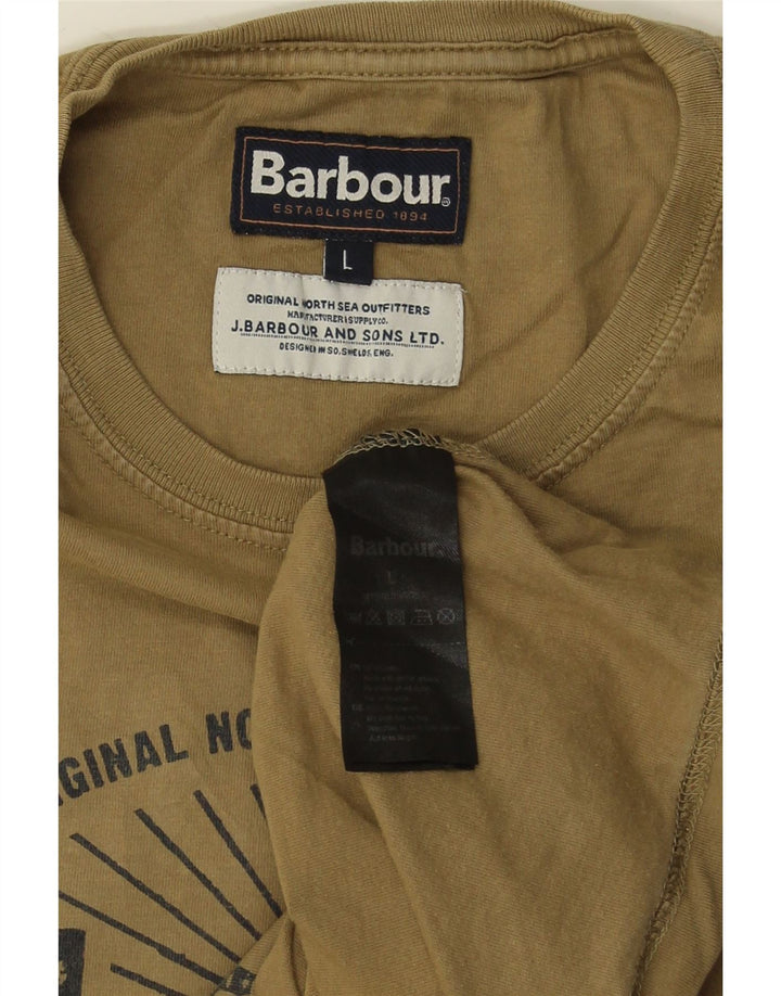 Camiseta masculina Barbour com estampa gráfica grande de algodão cáqui