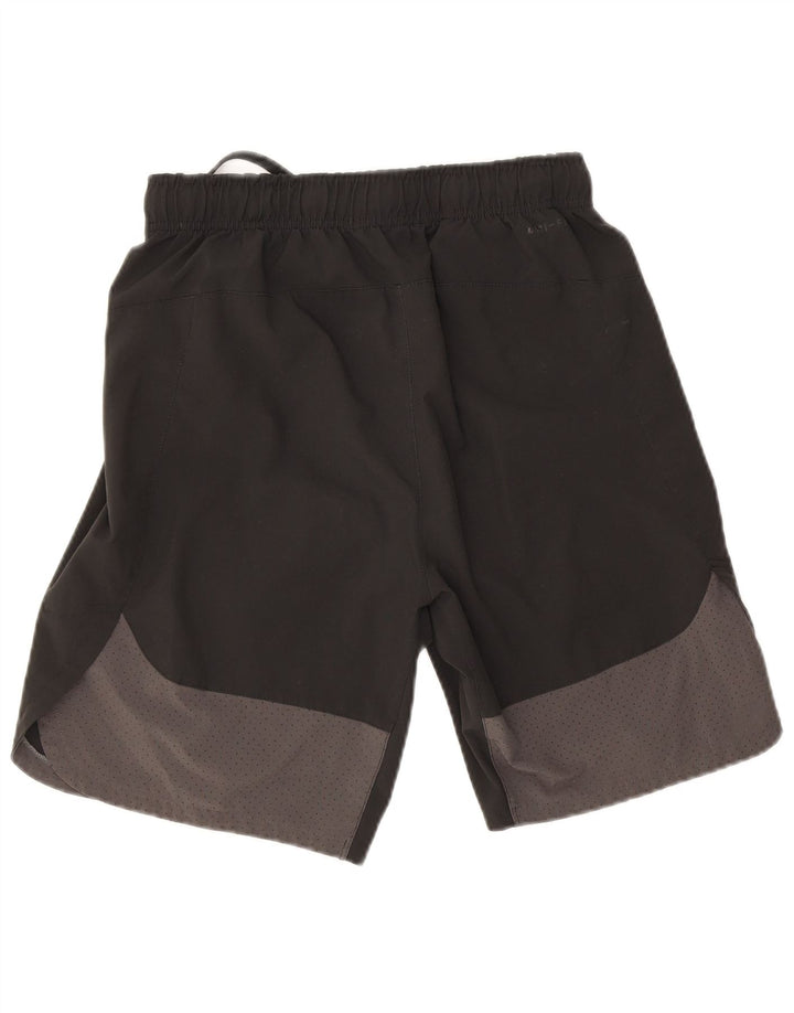 Shorts esportivos masculinos Nike Dri Fit pequenos pretos em poliéster colorblock