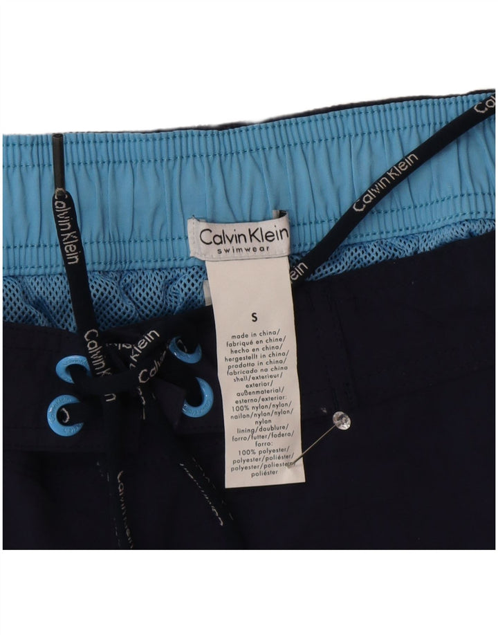 Calvin Klein Shorts de natação masculino gráfico pequeno azul marinho nylon