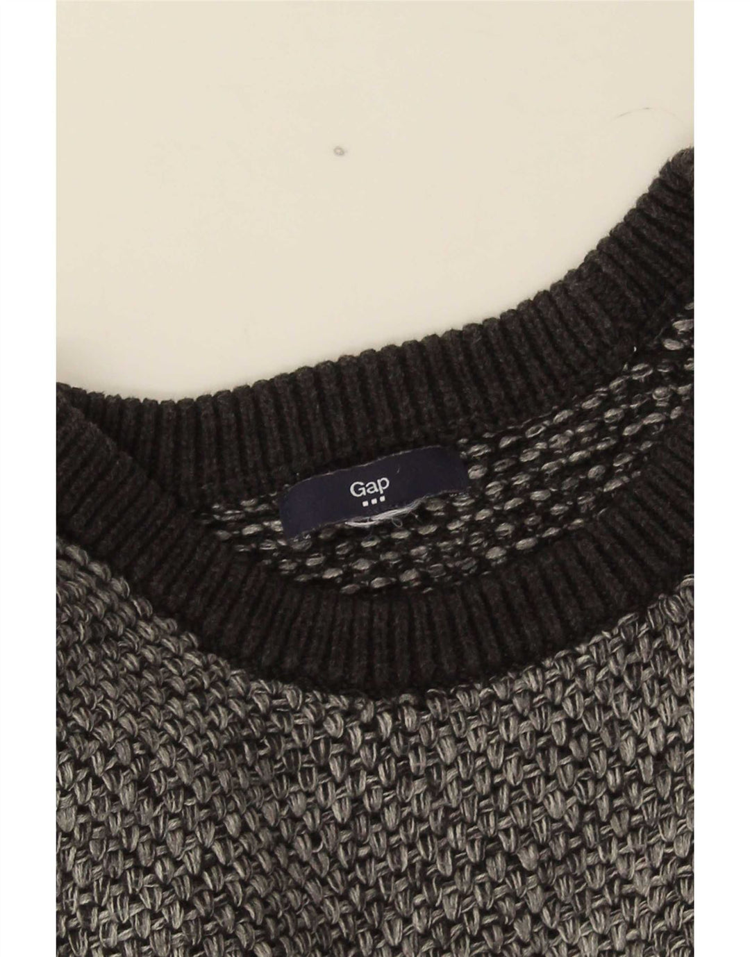 Suéter masculino Gap com gola redonda, pequeno cinza manchado