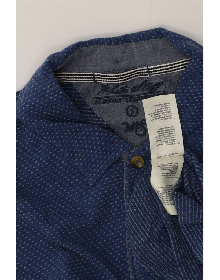Camisa polo masculina branca material pequeno algodão manchado azul
