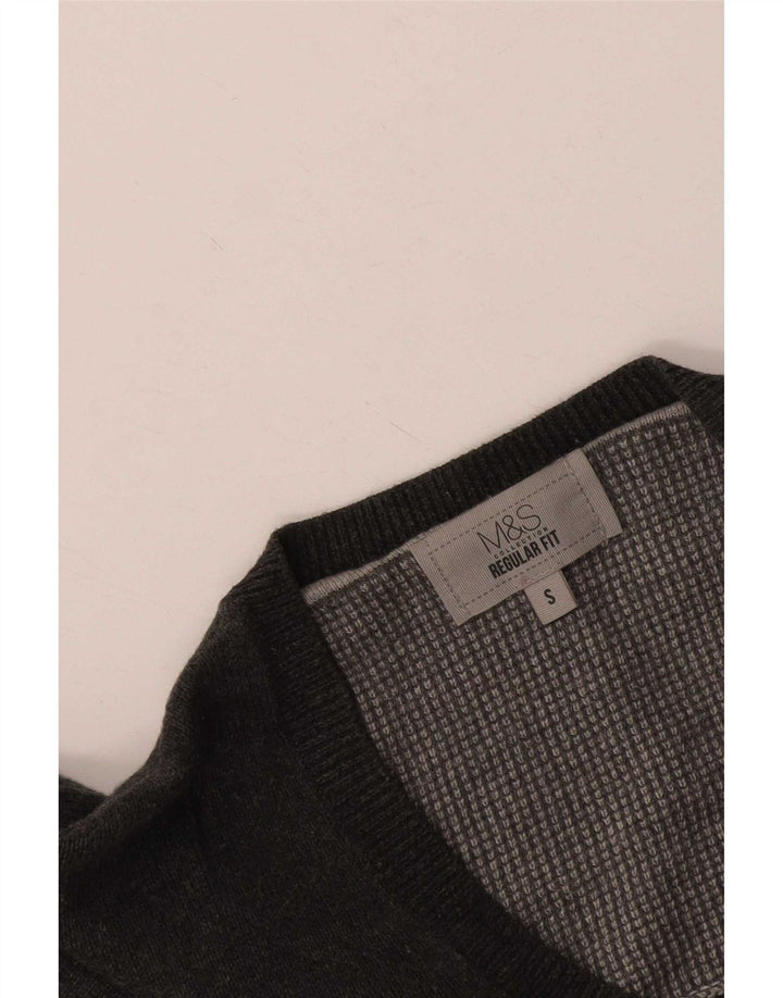 Suéter masculino Marks & Spencer com ajuste regular e decote em V, pequeno cinza