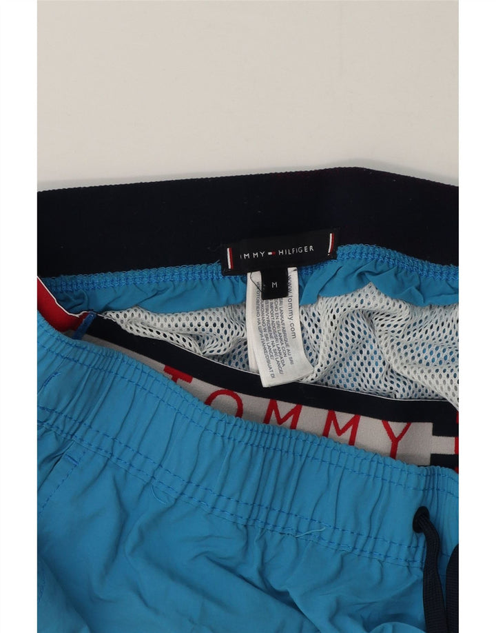 Shorts de natação masculino Tommy Hilfiger gráfico médio azul colorblock