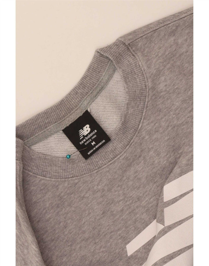 Suéter gráfico masculino New Balance cinza médio