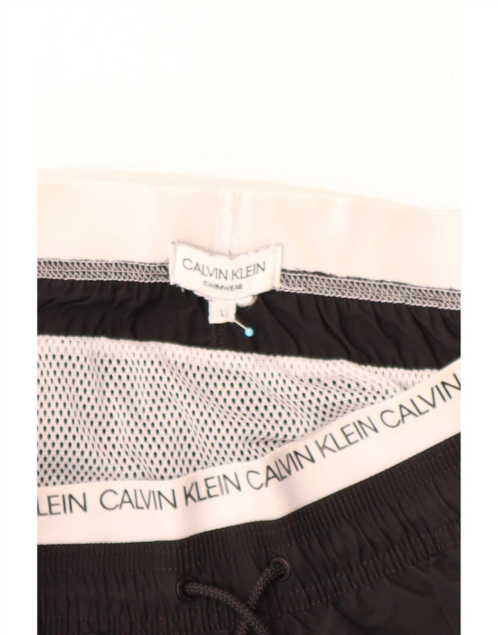 Calvin Klein Shorts de natação masculino gráfico grande bloco colorido preto